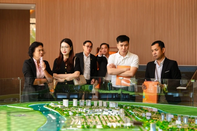 Kh&aacute;ch mua v&agrave; giới đầu tư t&igrave;m hiểu về khu T&acirc;y TP HCM. Ảnh: Nam Long