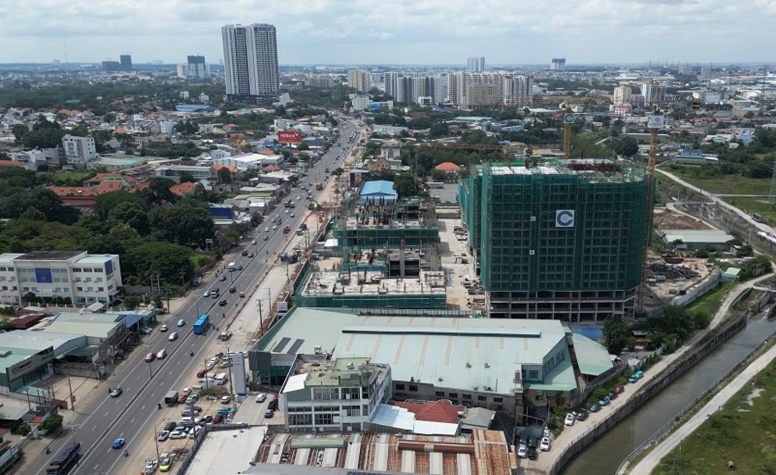 Áp lực lãi suất chưa hạ nhiệt, doanh nghiệp bất động sản TP.HCM ra hàng thận trọng