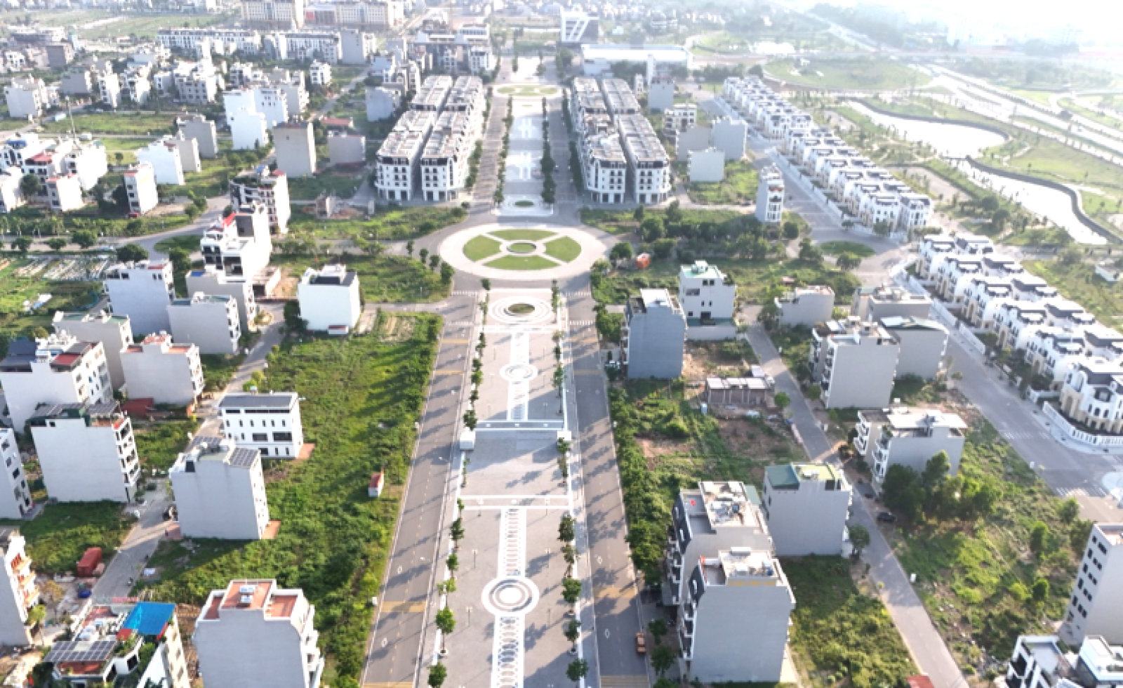 Bất động sản 2026 trước áp lực kép: Giá đất tăng, lãi suất cao