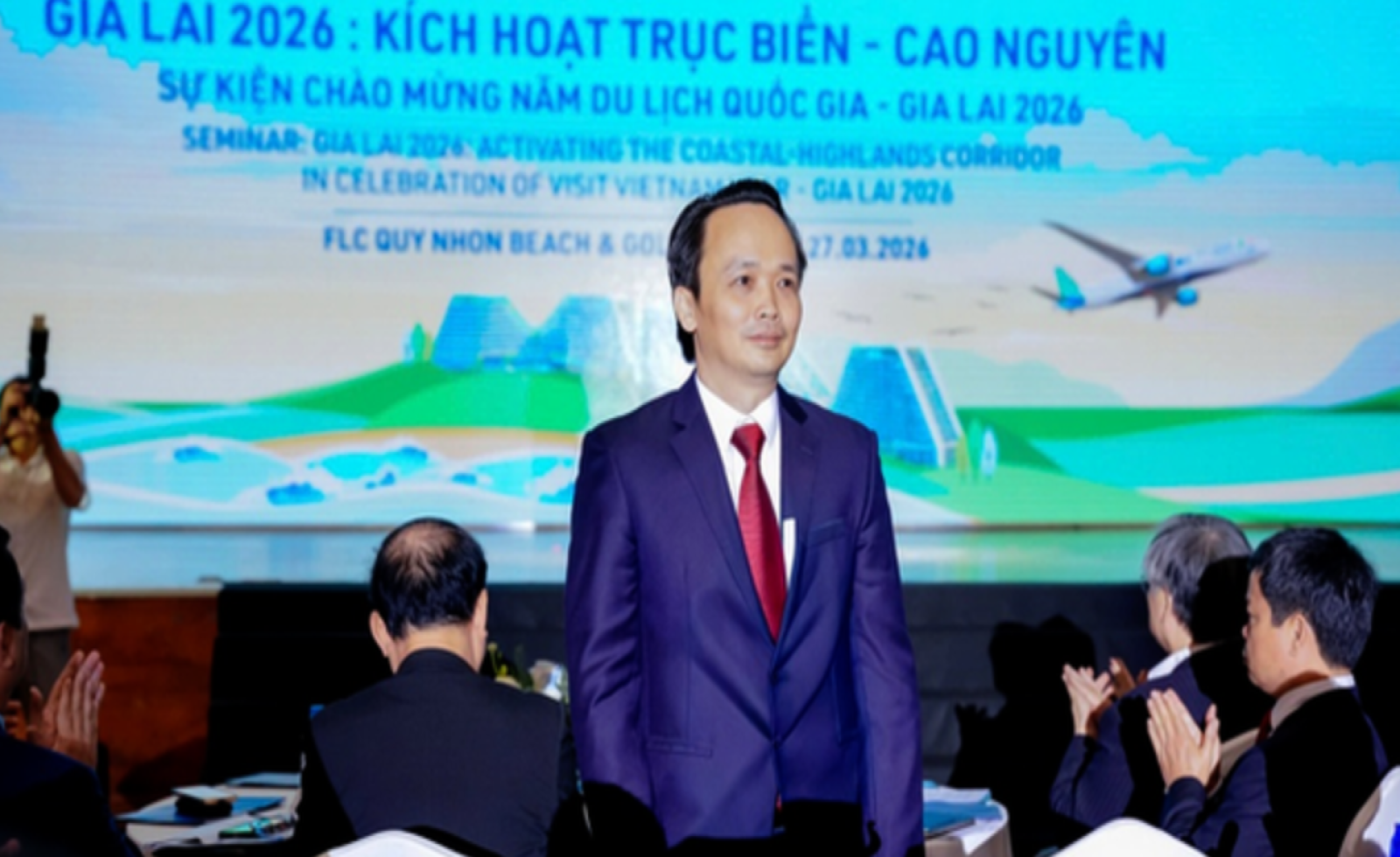 Bất ngờ xuất hiện, Chủ tịch FLC Trịnh Văn cất lời bài hát "Còn thương nhau thì về"