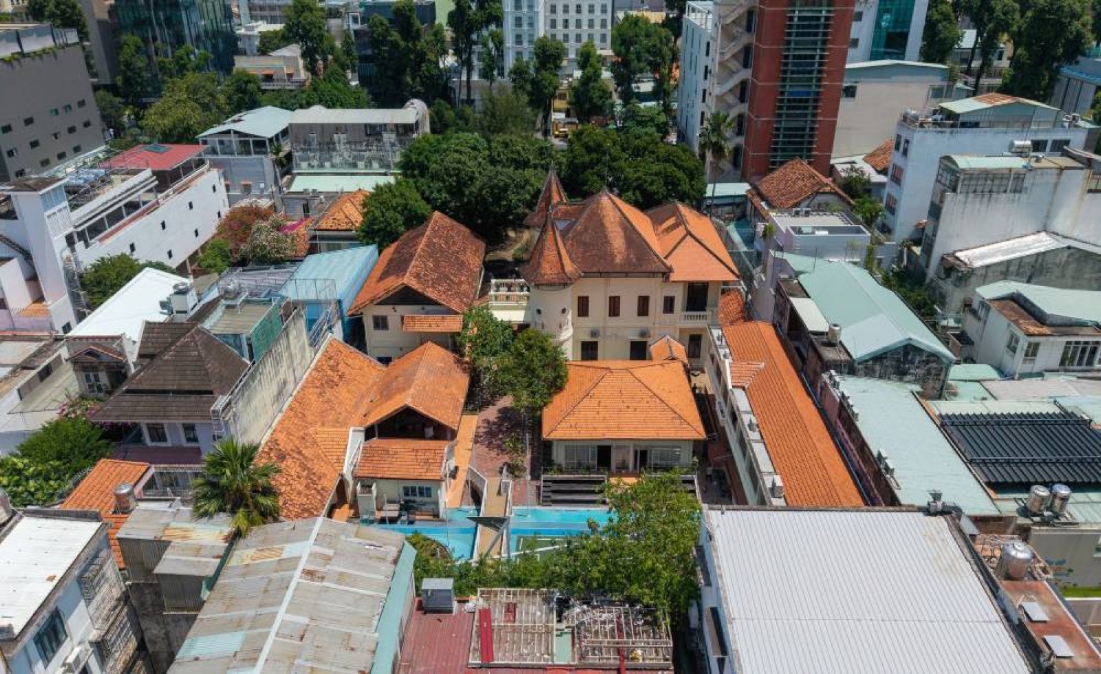 Bên trong biệt thự cổ trăm tuổi đang gây sốt giới trẻ ở TPHCM