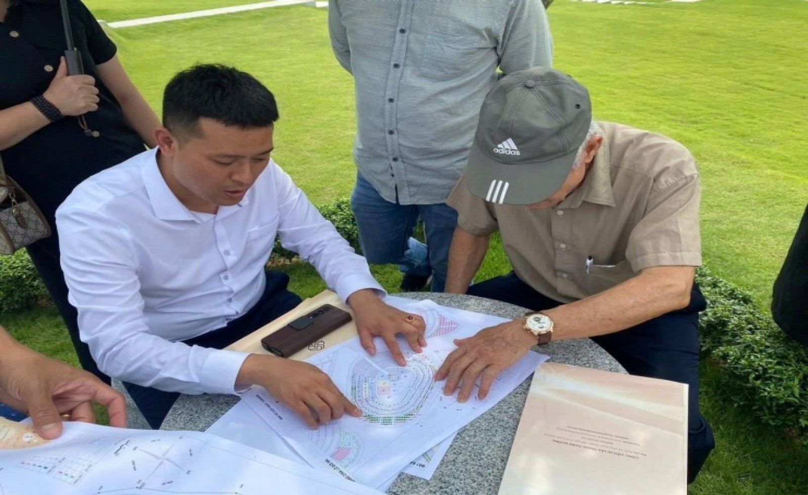 Bị chê 'gàn dở', giám đốc ở Hà Nội vẫn chi nửa tỷ đồng mua lô đất mộ 20m²