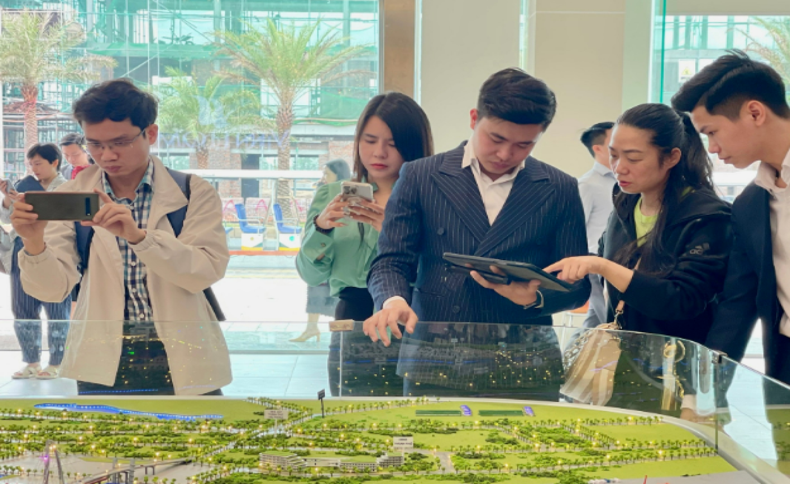 Bộ Xây dựng cảnh báo rủi ro từ 'thỏa thuận' mua nhà khi dự án chưa đủ điều kiện