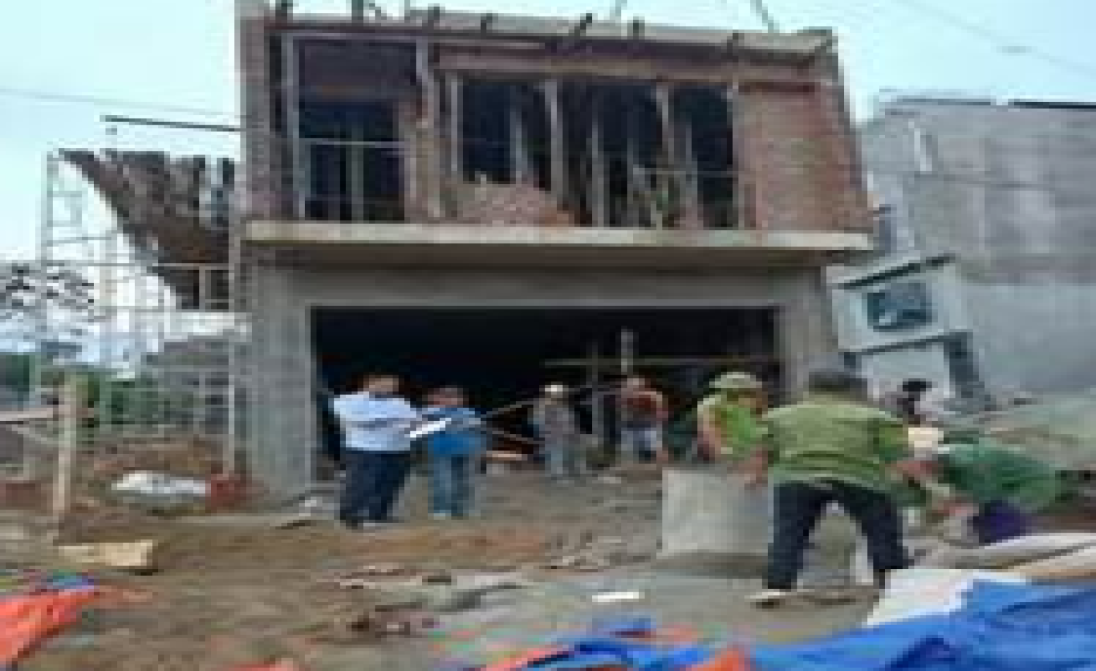 Cá nhân trong nước có bắt buộc phải có đăng ký cư trú tại nơi có nhà ở được giao dịch không?