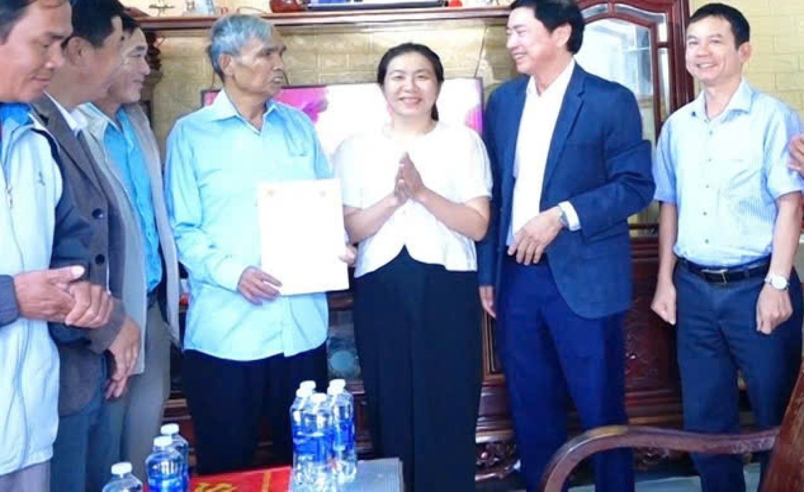 Cán bộ xã đến tận nhà trao sổ đỏ cho người dân gặp khó khăn về đi lại