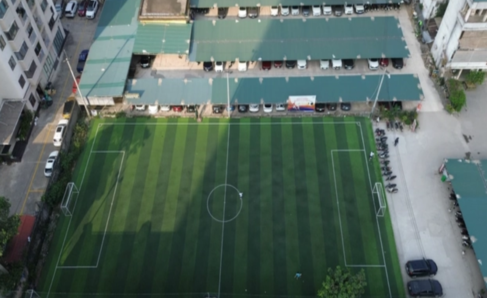 Cận cảnh tổ hợp sân bóng, Pickleball, bãi xe trái phép 'khủng' trên đất dự án ở Hà Nội