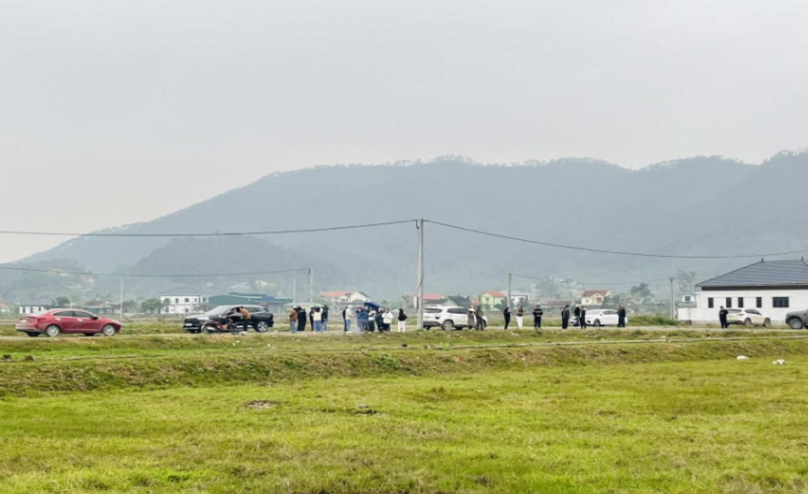 'Cò đất' ùn ùn đổ về, ô tô đậu kín đường làng sau thông tin đề xuất khu công nghiệp VSIP 4