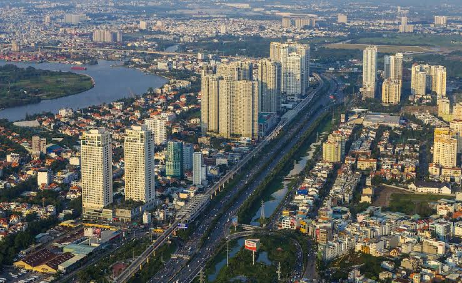Có nên mua bất động sản gần đường lớn? Lợi thế và những điều cần cân nhắc