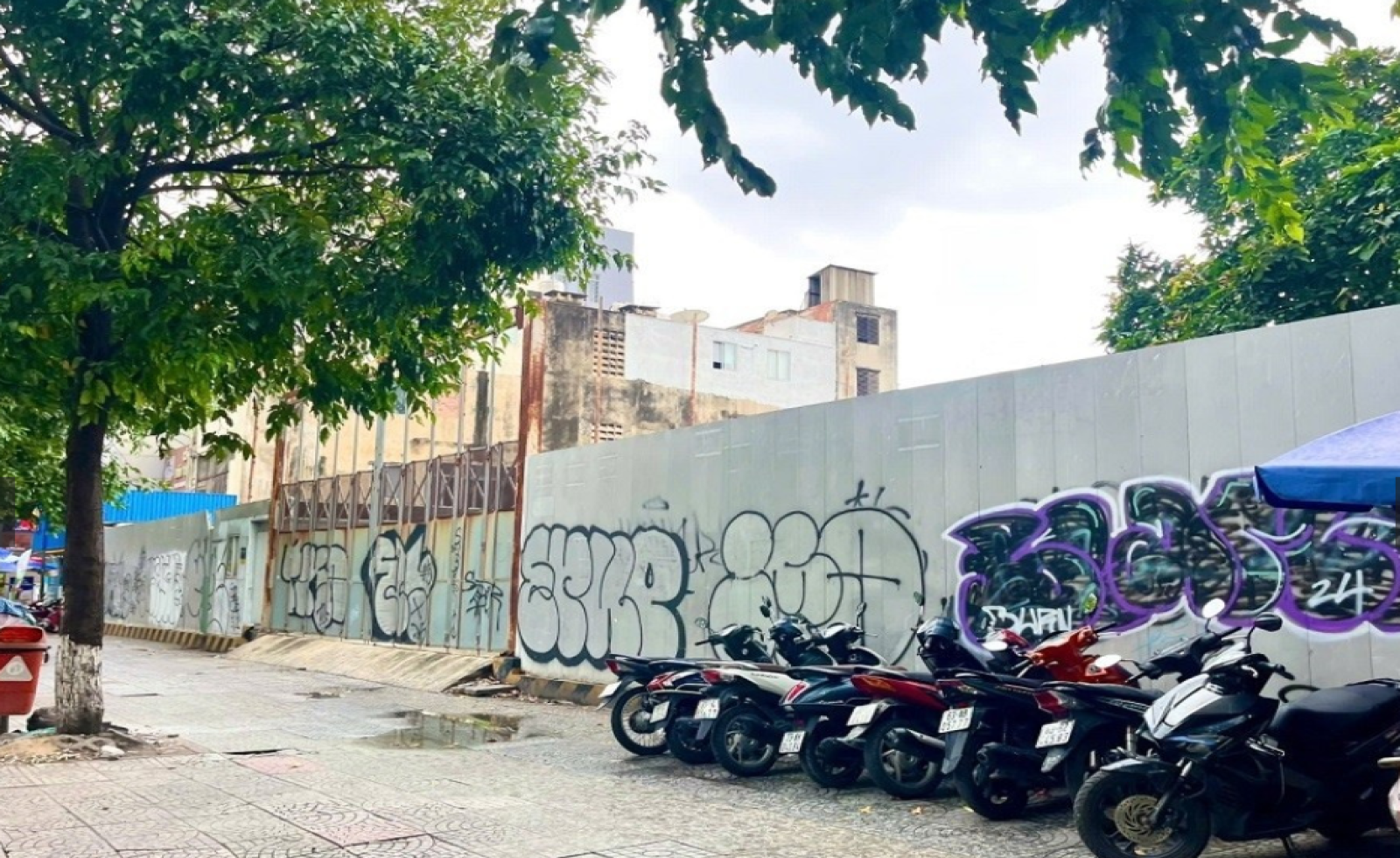 'Đại bàng' ngoại ồ ạt làm tổ, vì sao nhà đầu tư Việt bỏ trống sân nhà?