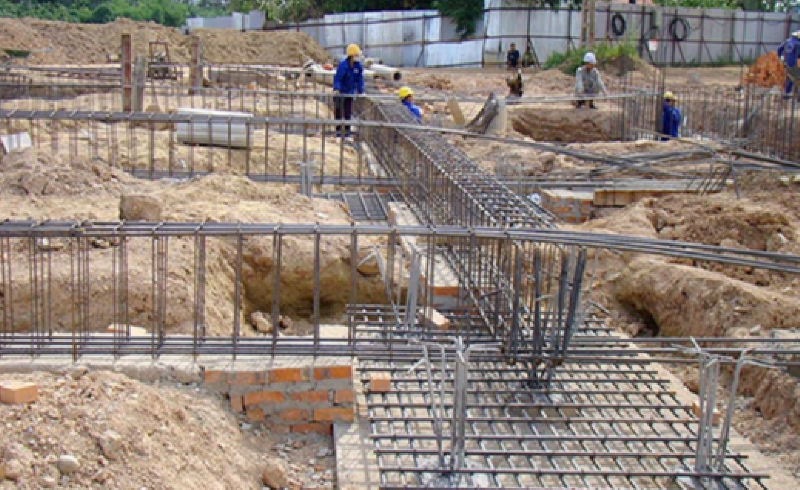 Dự án chưa xây xong móng đã nhận đặt cọc có trái quy định pháp luật?