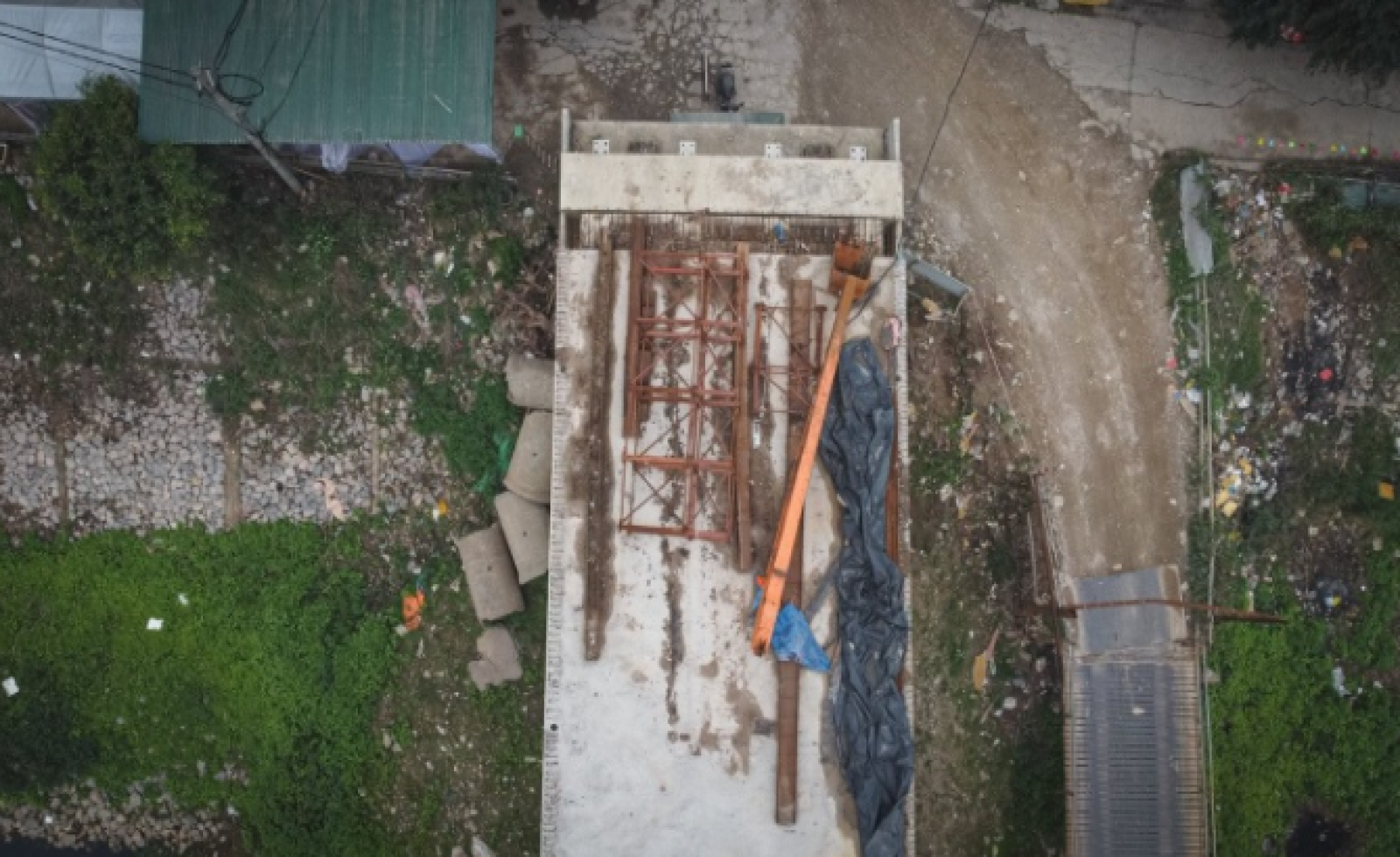 Hà Nội: Cầu 90 tỷ 'đắp chiếu', sắt thép gỉ sét chờ mặt bằng