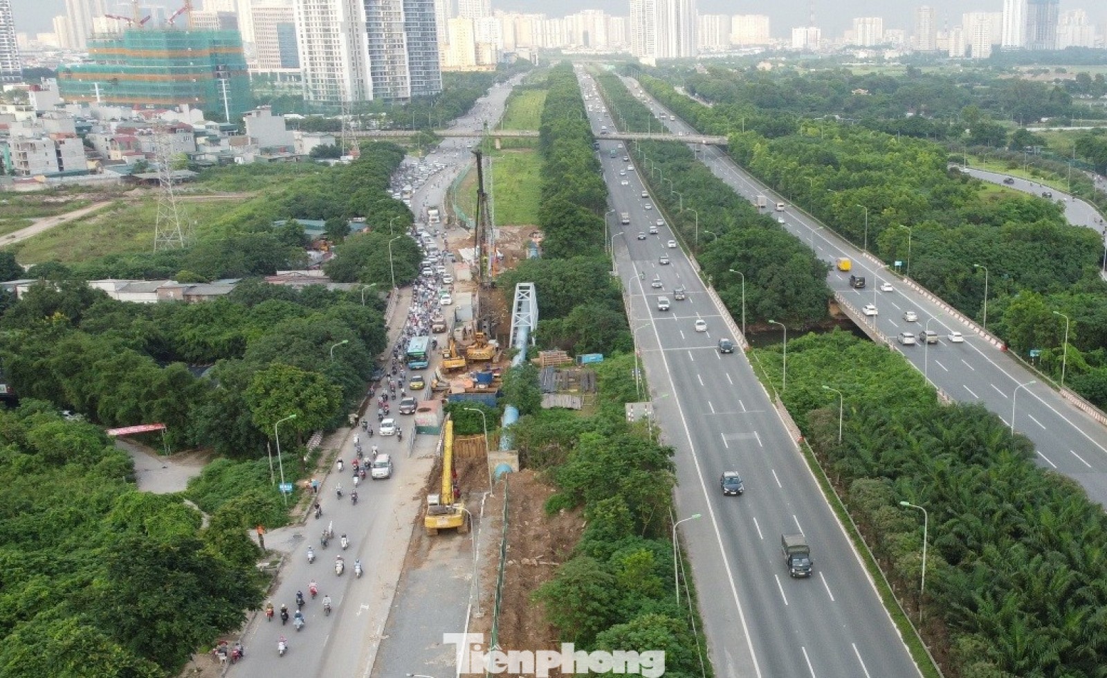 Hà Nội cho phép xe lưu thông vào làn khẩn cấp đại lộ Thăng Long