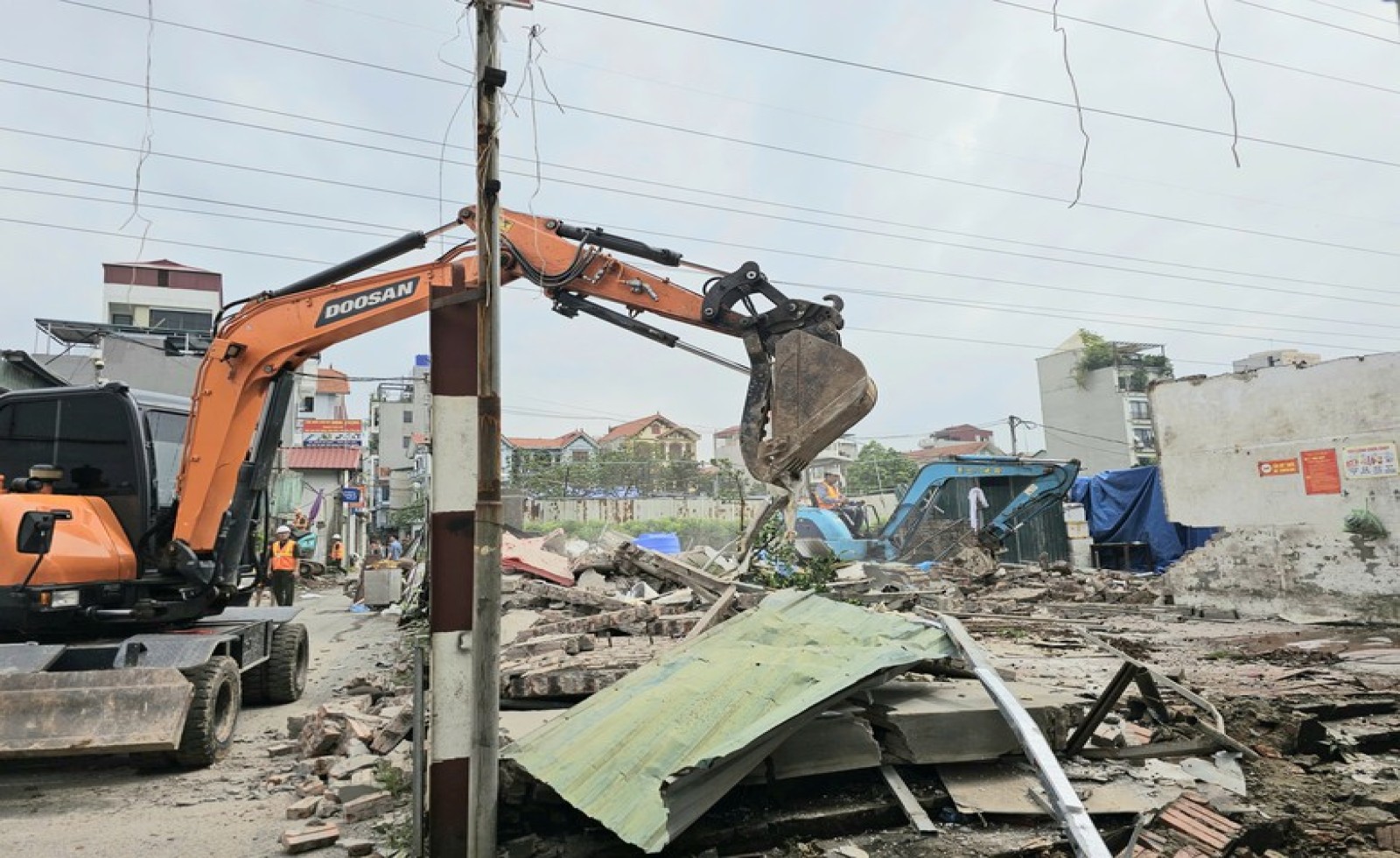 Hà Nội: Phường Phú Thượng cưỡng chế 74 trường hợp vi phạm đất đai