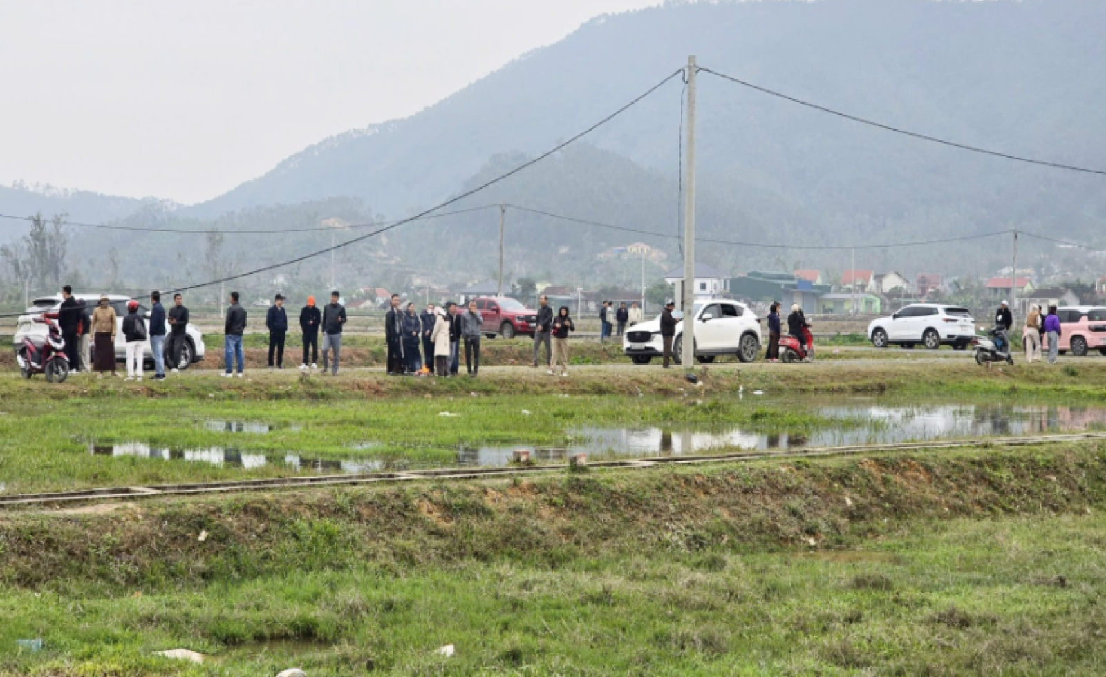 Hàng trăm ô tô ùn ùn đổ về vùng quê Nghệ An săn lùng đất