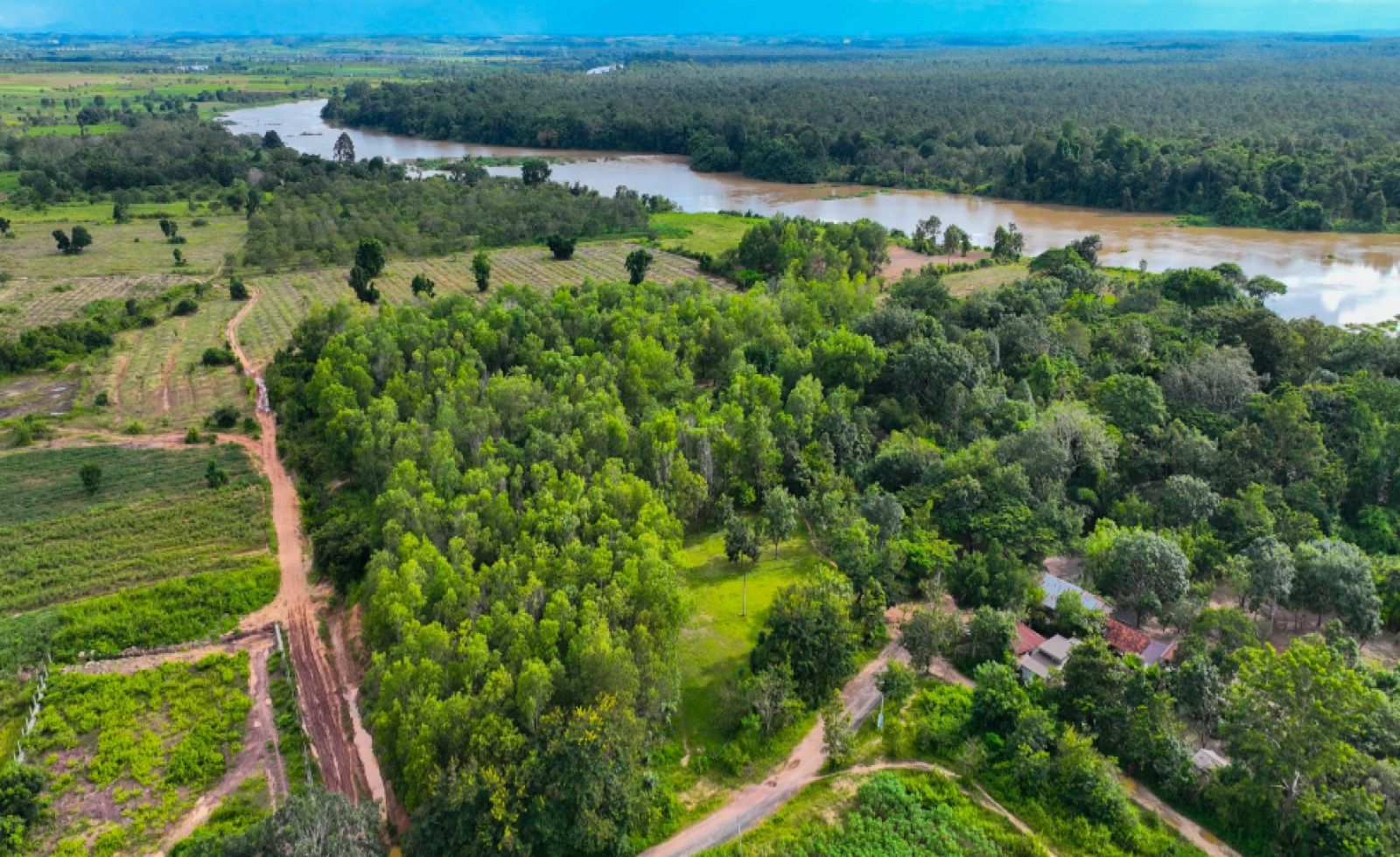 Hộ dân ở Đắk Lắk mua đất có sổ đỏ, hàng xóm ngang nhiên chặn lối đi duy nhất