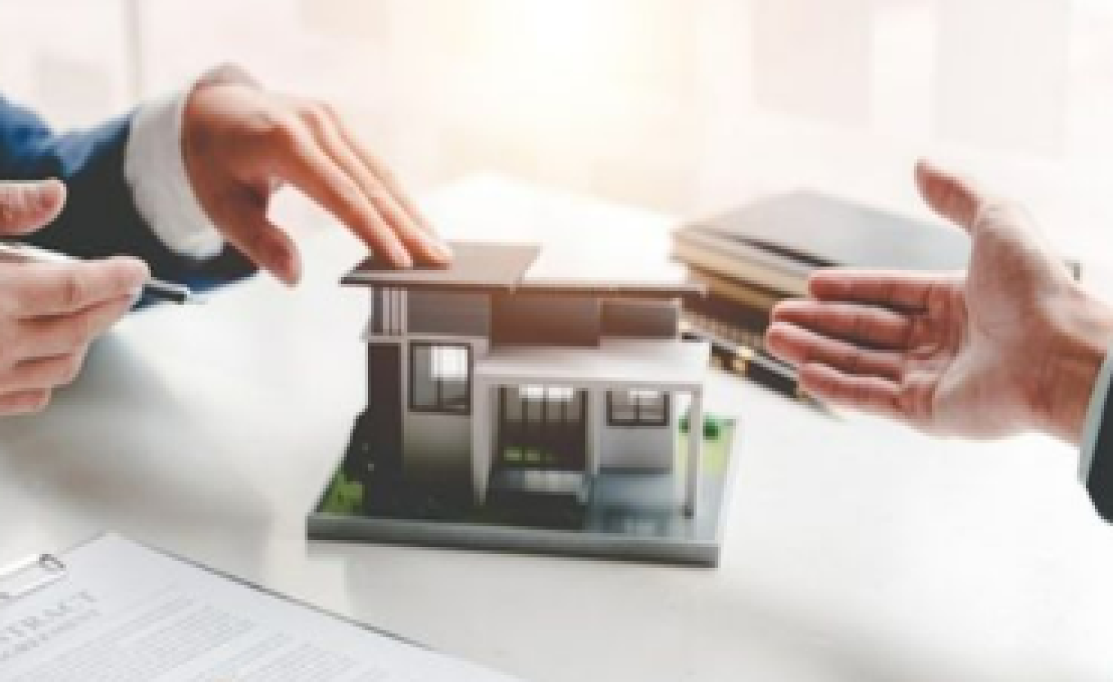 Hợp đồng đặt cọc mua nhà ở xã hội có bắt buộc phải công chứng không?