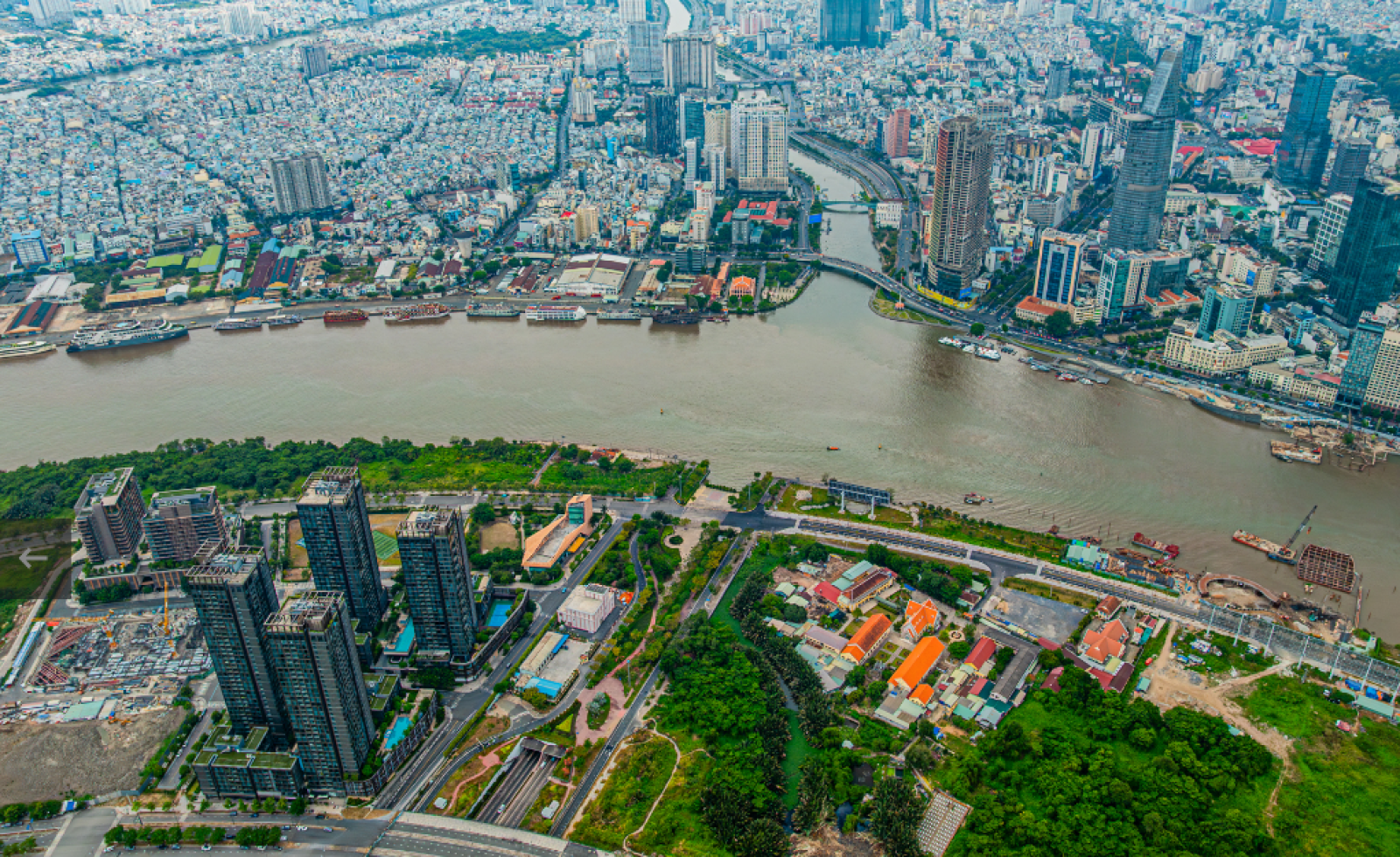 Khối bê tông nặng hơn 100.000 tấn xuyên qua lòng sông Sài Gòn, mỗi ngày ‘gánh’ hơn 300.000 ô tô, xe máy