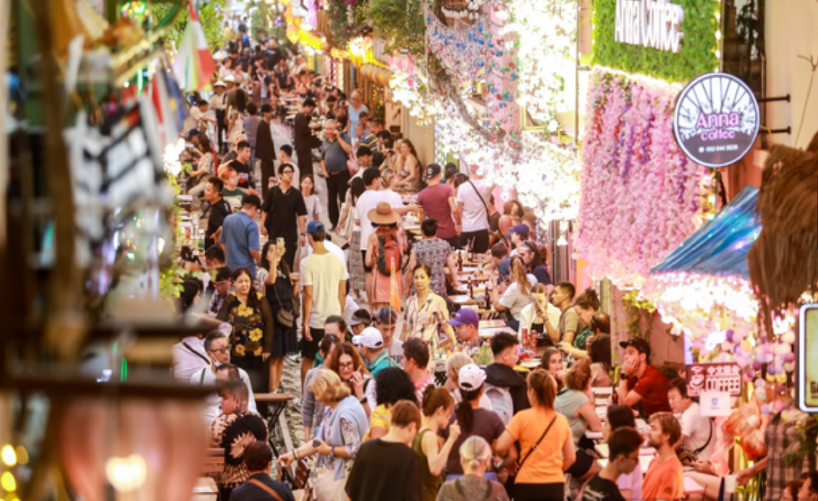 Không phải Bùi Viện, con phố này ở Việt Nam được báo Tây ví ghé đây như "đi Paris phải xem tháp Eiffel"
