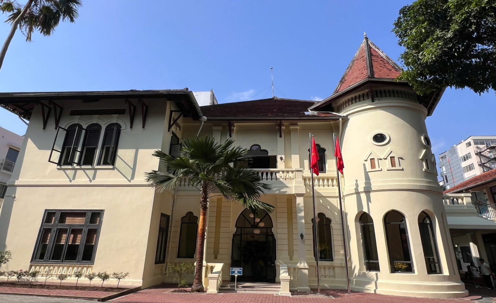 Lâu đài gần 100 tuổi giữa phố ở TPHCM bất ngờ gây sốt