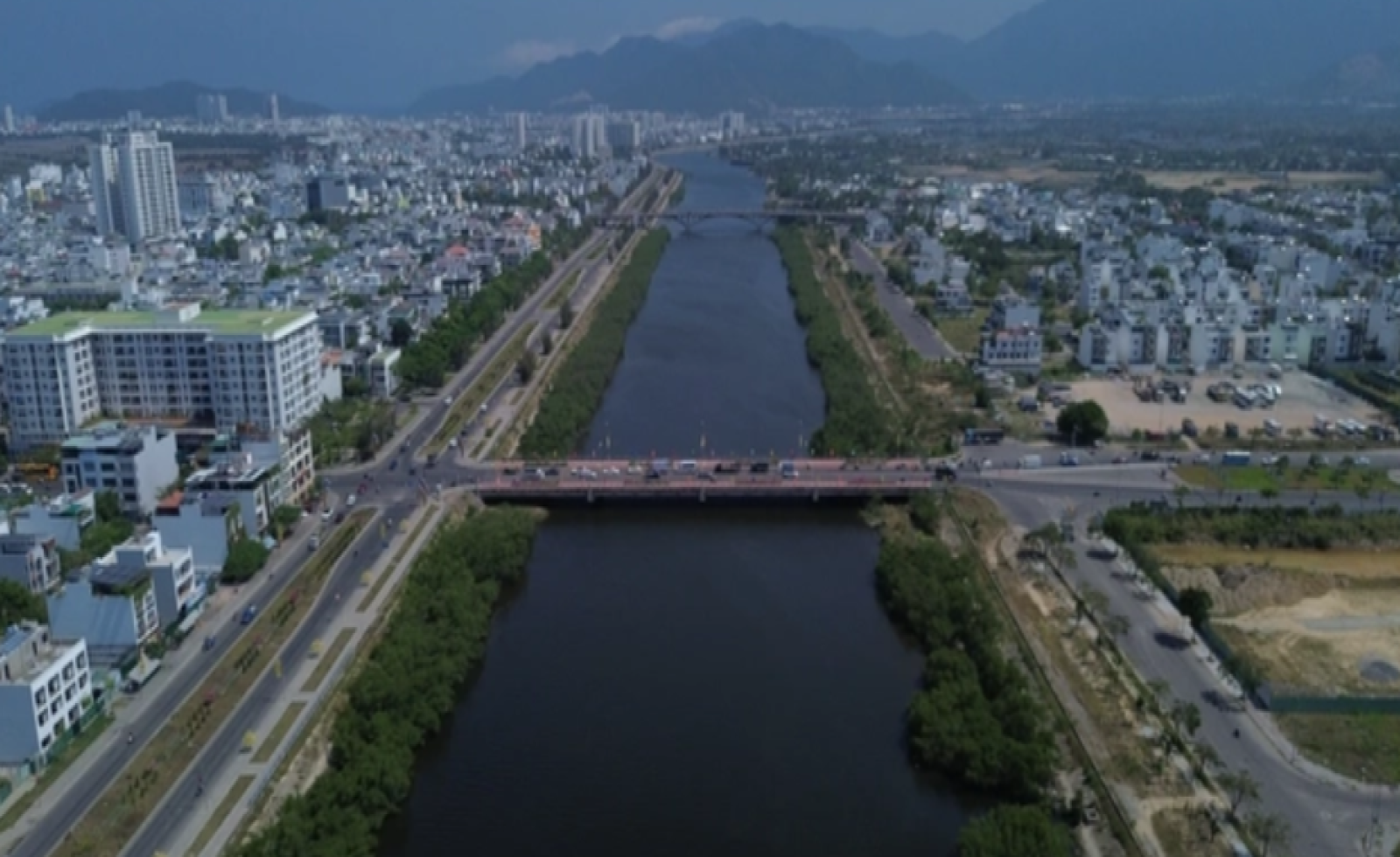 Nên chặt hay giữ hàng cây xanh dọc hai bờ sông Quán Trường ở Nha Trang?