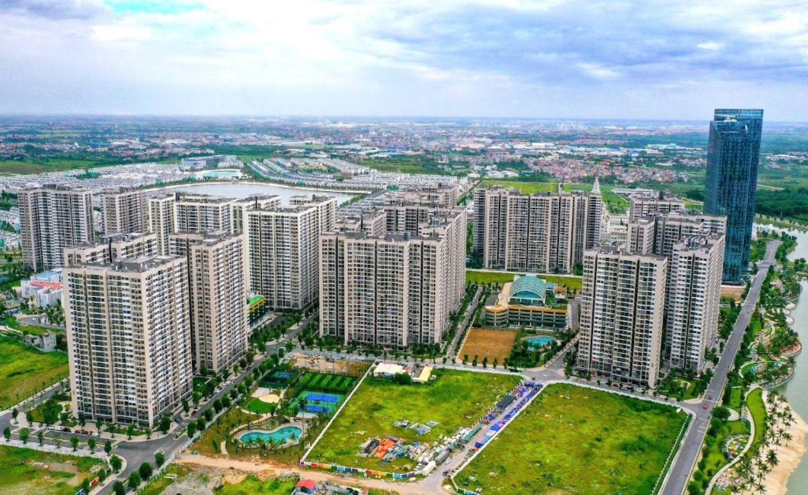 Nghịch lý: Giá chung cư phi mã đua nhau mua, giá chững ngại xuống tiền