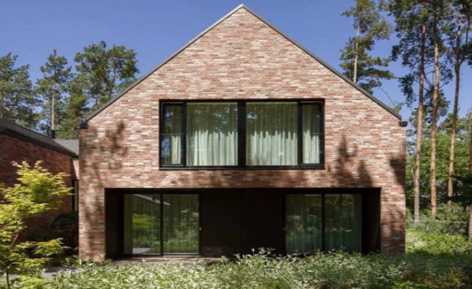 Ngôi nhà gạch vẫn nổi bật và hiện đại