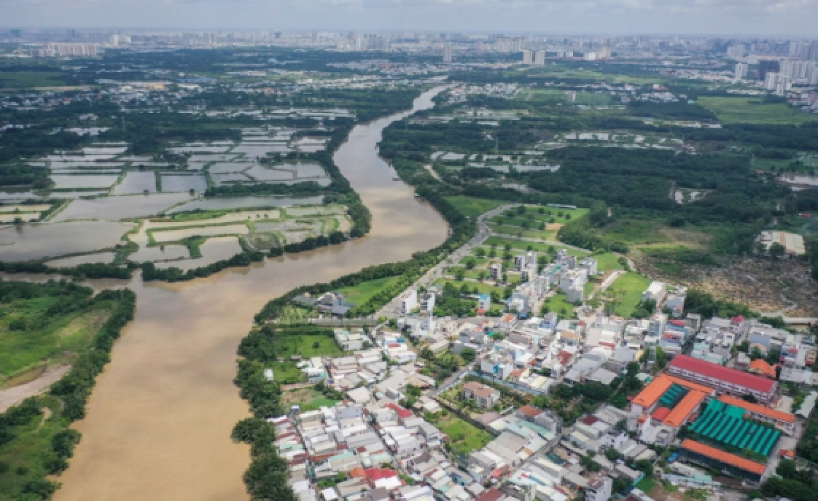 Nhà liền thổ thanh khoản chậm vì giá bán cao