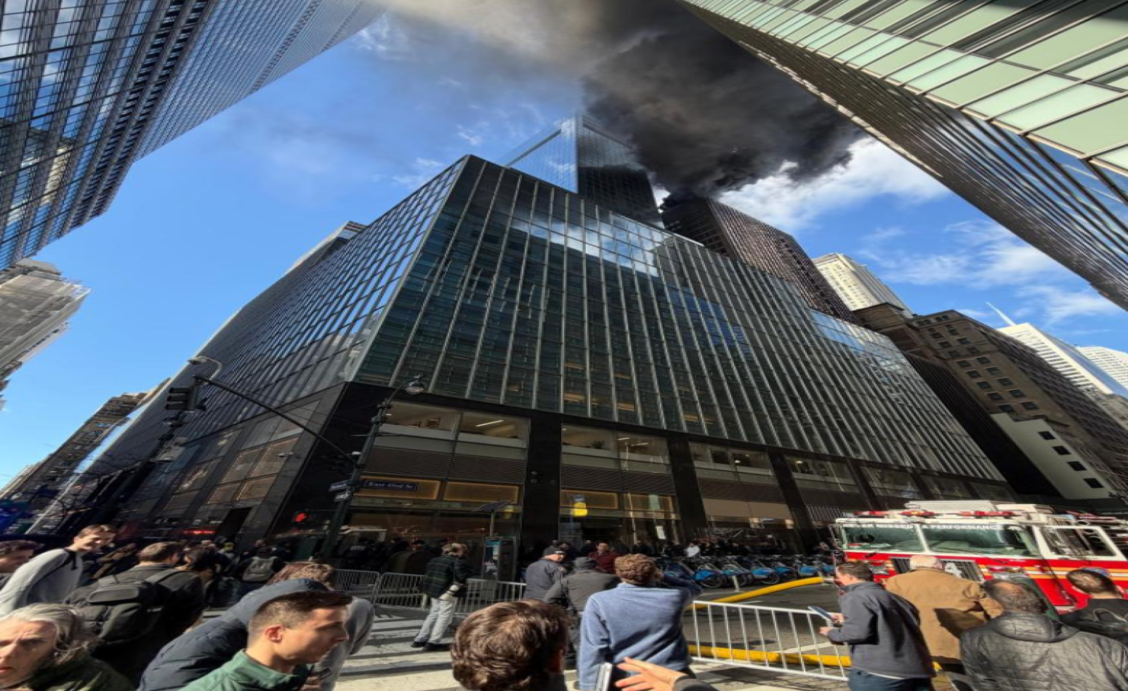 NÓNG: Toà nhà trung tâm New York bốc cháy ngùn ngụt