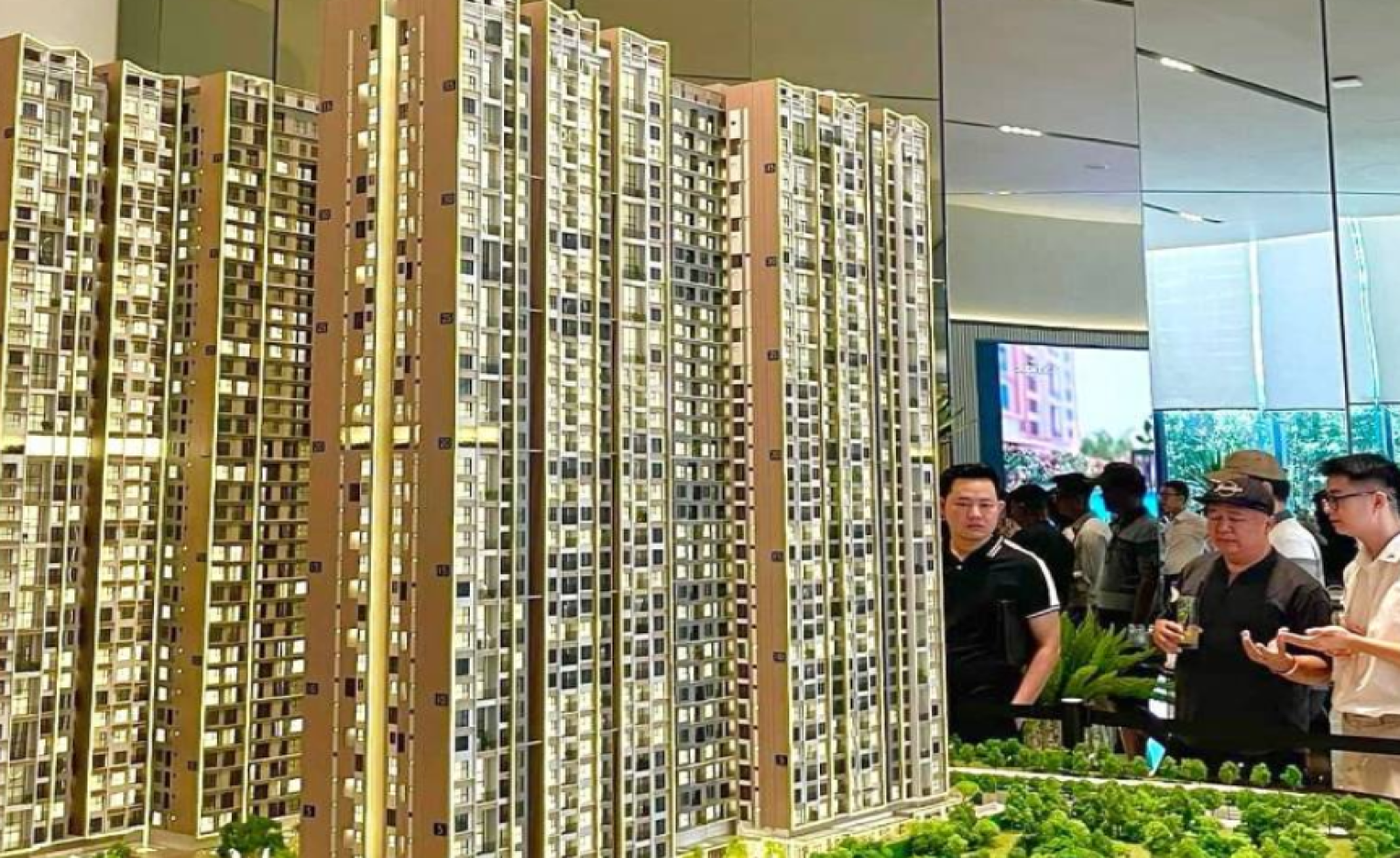 Siết tín dụng để giảm giá nhà