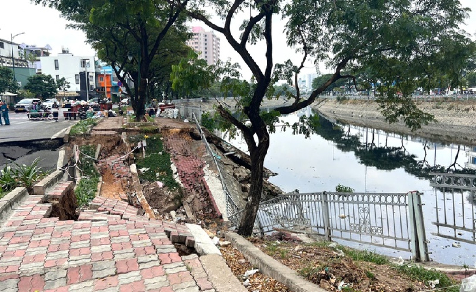 TPHCM: Cần 100 tỉ đồng khẩn cấp xử lý đường lún sụp ven kênh Tàu Hủ