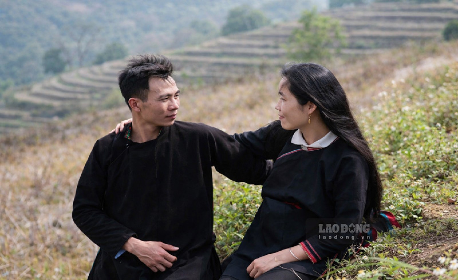 Vợ chồng trẻ dựng nhà mới từ chè Shan tuyết vùng cao