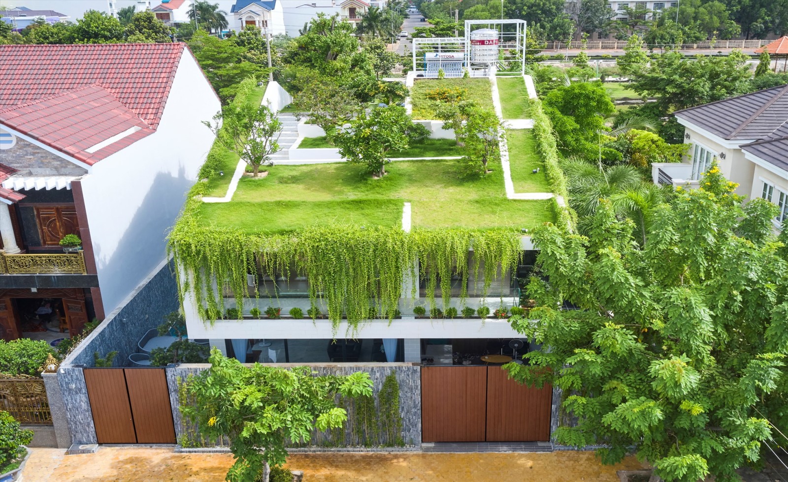 Xây nhà lấn sang đất trồng cây, cấp đổi sổ đỏ có phải tháo dỡ?
