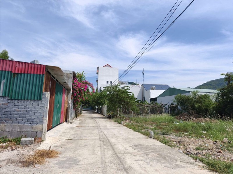 BÁN LÔ ĐẤT HẺM BÌNH HÒA FULL THỔ 1 TỶ 750