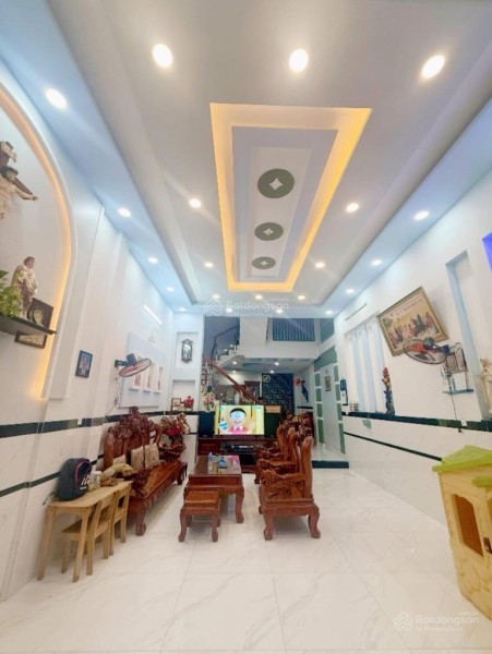 Bán nhà cạnh sân bay, 70m2 3 tầng trước nhà 5 m 6.8 tỷ ngang 5m bề thế