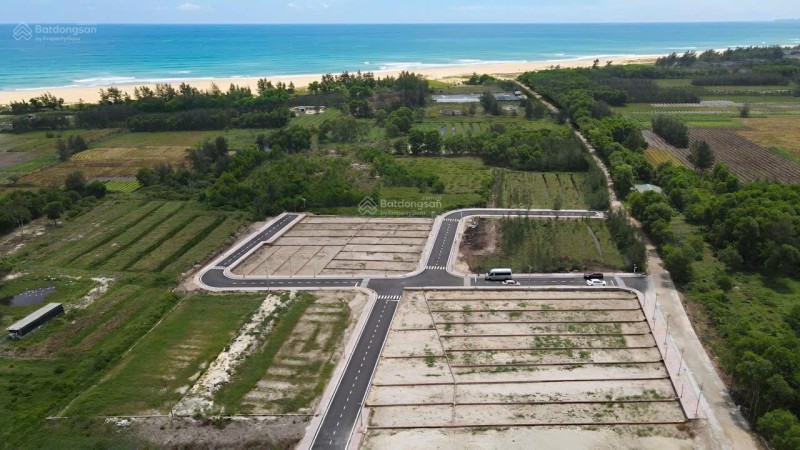 Cần bán lô đất nền cách biển 200m giá nhỉnh 4tr/m. Sổ đỏ full thổ cư. Cách đường QP ven biển 20m