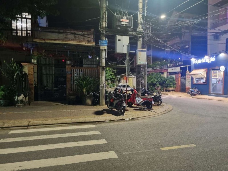Cần Bán Nhà 3 mặt diện phường Cẩm Thành gần Quảng Trường