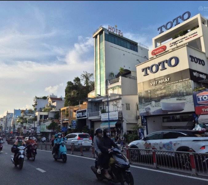 Cho thuê nhà 2 mặt tiền Phan Đình Phùng đối diện chợ Phú Nhuận DT 200m2 chỉ 125 triệu/ tháng