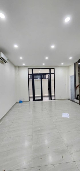 Cho thuê Shophouse Vinhomes Grand Park, 126m2, dt sàn 90m2, trục đường đông đúc