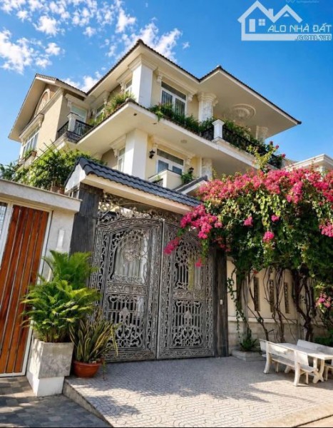Chủ cần bán nhà Mặt tiền đường Phạm Văn Nghị, Q7(DTCN hơn 104m2). Chốt giá 5tỷ380