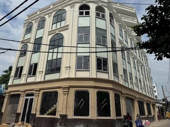 BÁN HOẶC CHO THUÊ TÒA NHÀ CĂN HỘ CAO CẤP – ĐỐI DIỆN ĐẠI HỌC VĂN LANG DOANH THU HƠN 4TỶ/NĂM. NẾU TỰ KHAI THÁC SẼ CAO HƠN