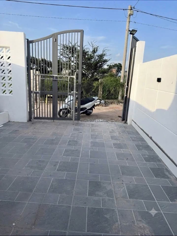 NHÀ MỚI SÂN ĐẬU XE HƠI NỘI THẤT ĐẦY ĐỦ TẠI PHONG NẴM BÌNH THUẬN - Ảnh 2