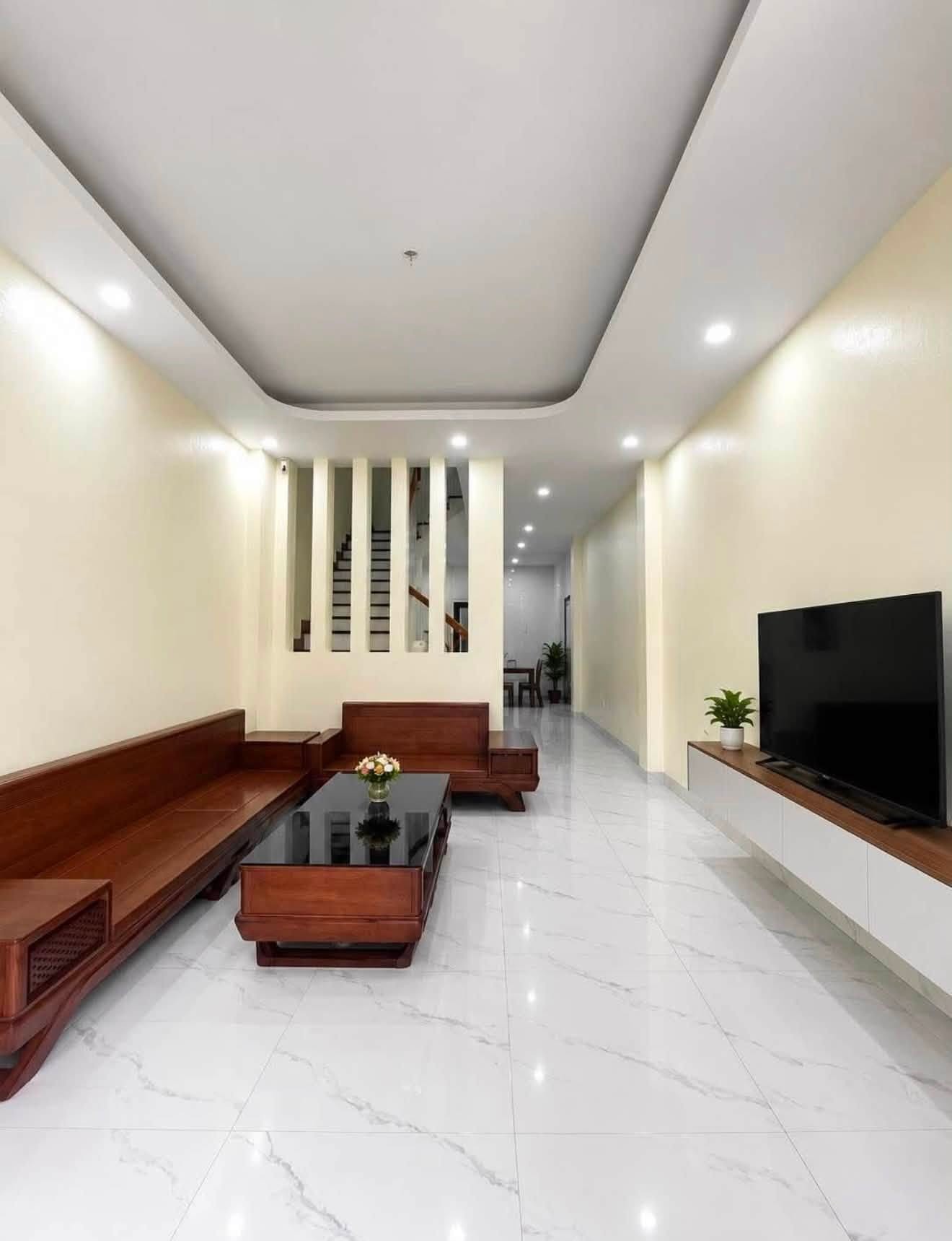 NHÀ ĐẸP 3 TẦNG – GẦN CHỢ ĐẦU MỐI ĐÔNG HƯƠNG - Ảnh 2