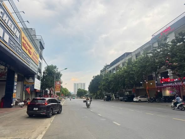 🏠 Gồm 2 căn: * 01 căn nhà 3 tầng * 01 căn nhà cấp 4 có gác lửng - Ảnh 1