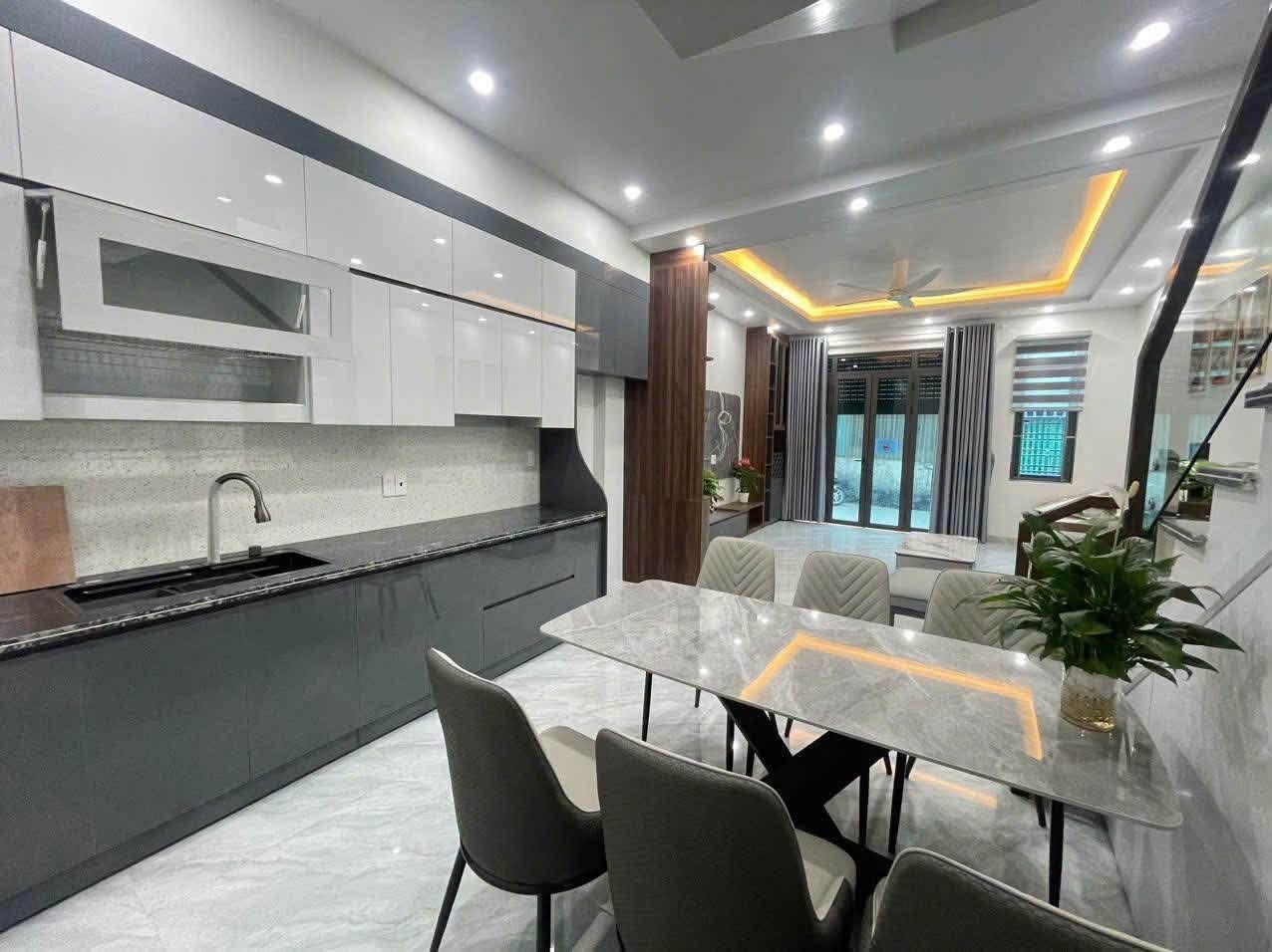 Cột 5 Hạ Long nhà 3 tầng, ô tô đỗ quanh - Ảnh 1