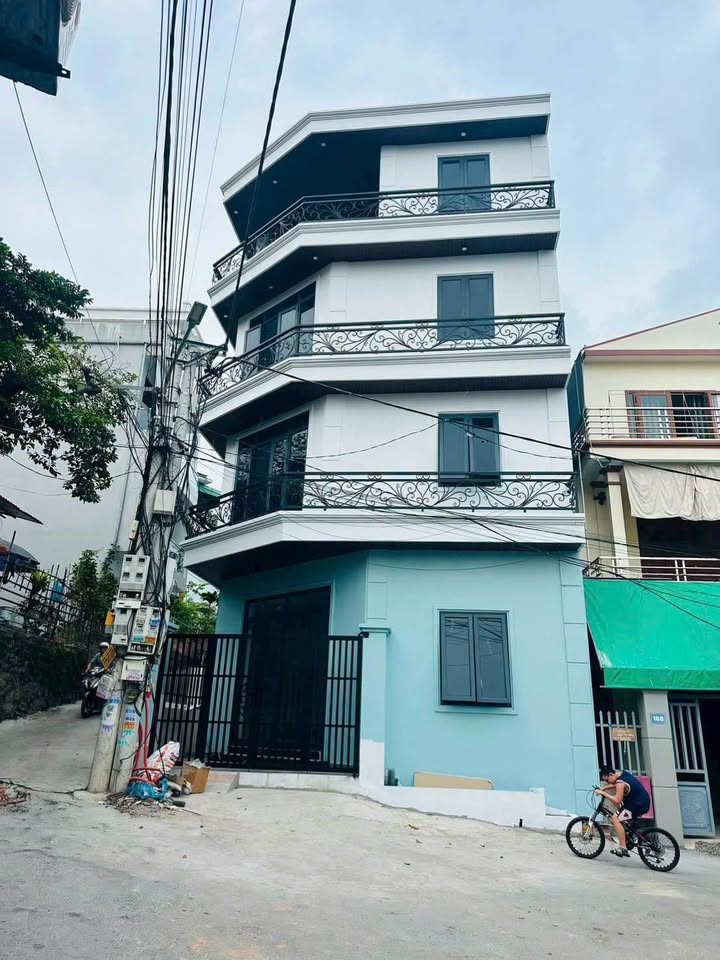 Nhà 4 tầng cột 5 đối diện siêu thị bigc go TP Quảng Ninh. - Ảnh 1