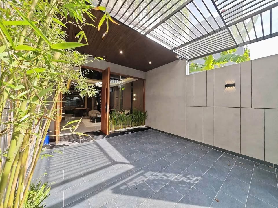 🏡 BÁN NHÀ HÒA XUÂN SÁT LÊ QUẢNG CHÍ 📍 100M² (5x20M) - CÓ PN TRỆT, SÂN Ô TÔ - FULL NỘI THẤT XANH MÁT 💵 9.35 TỶ TL