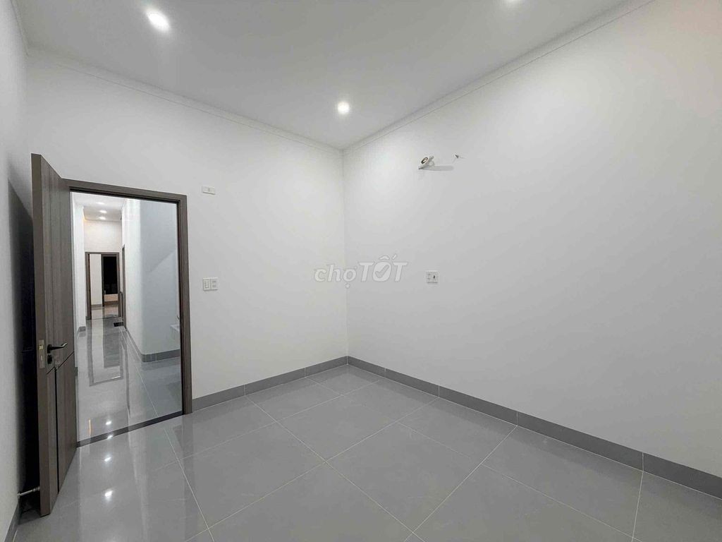 Bán nhà phường Tân Phong 4 x 31 rộng có sân đậu xe