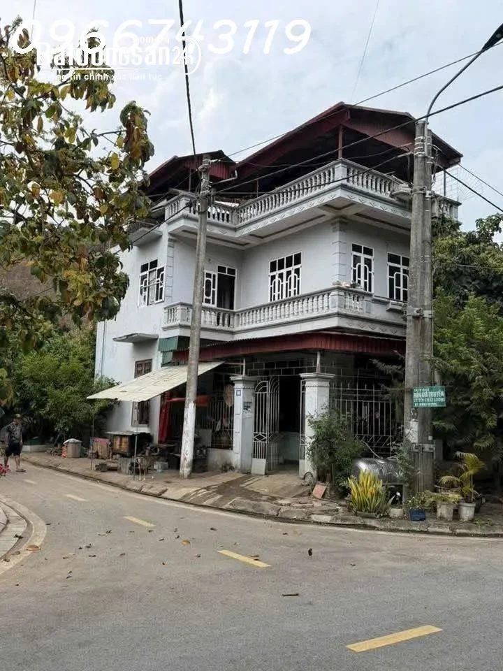 Cắt lỗ bán gấp căn nhà đẹp 3 tầng tại Thị Xã Mường Lay, Tỉnh Điện Biên, DT 95 m2, giá chỉ 1,3 tỷ. - Ảnh 1