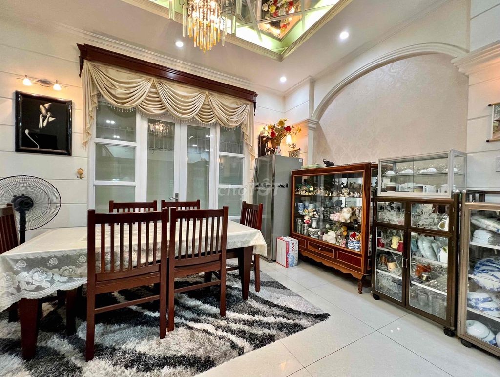 Bán biệt thự mặt tiền Trần Hưng Đạo, vị trí trung tâm đắc địa, an ninh