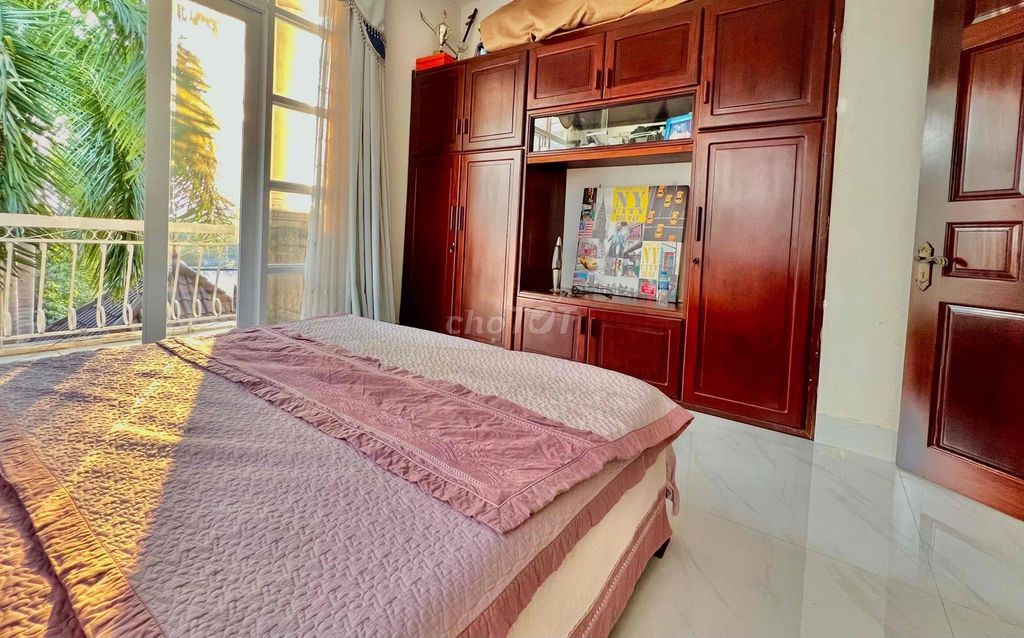 Bán biệt thự mặt tiền Trần Hưng Đạo, vị trí trung tâm đắc địa, an ninh